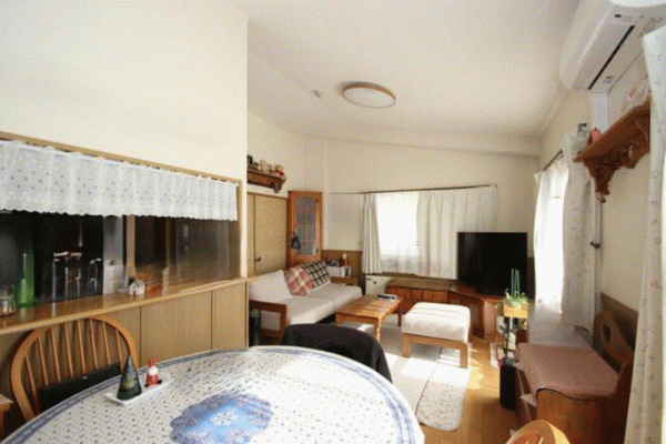 川西市丸山台、マンションの居間画像です