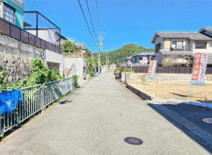 川西市緑が丘、土地の前面道路を含む現地写真画像です