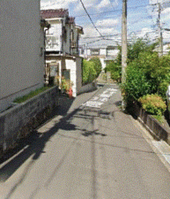 川西市南花屋敷、中古一戸建ての前面道路を含む現地写真画像です