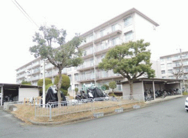 川西市清和台、マンションの外観画像です
