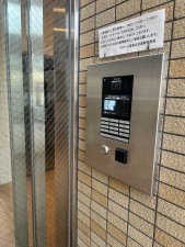 川西市花屋敷、マンションのエントランス画像です