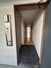 川西市花屋敷、マンションの玄関画像です