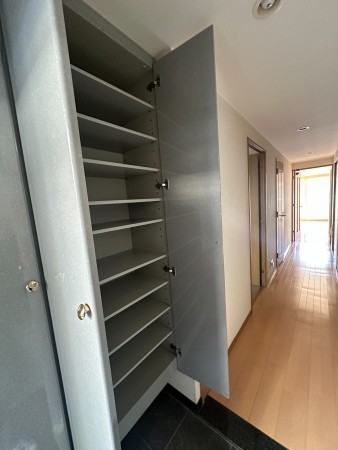 川西市花屋敷、マンションの玄関画像です