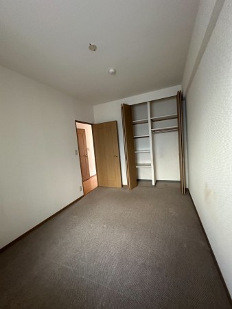 川西市花屋敷、マンションの寝室画像です