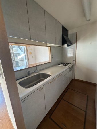 川西市花屋敷、マンションのキッチン画像です