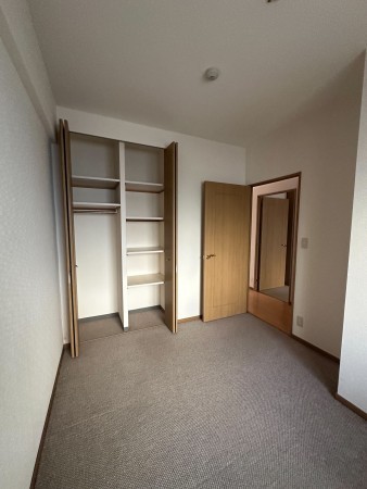 川西市花屋敷、マンションの子ども部屋画像です