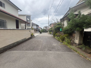 川西市大和、中古一戸建ての前面道路を含む現地写真画像です