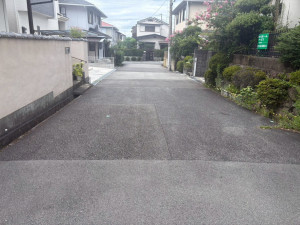 川西市大和、中古一戸建ての前面道路を含む現地写真画像です