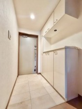 川西市見野、マンションの玄関画像です