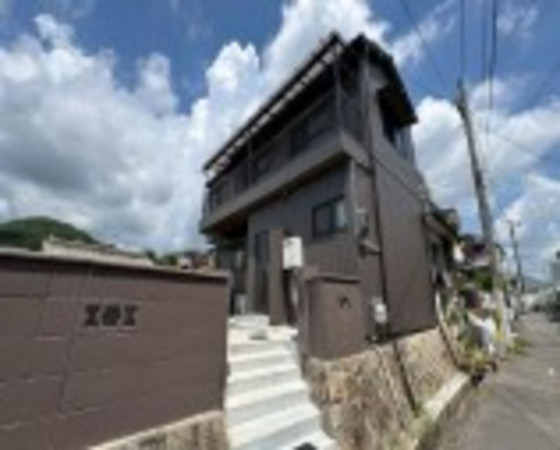 川西市霞ケ丘、中古一戸建ての外観画像です