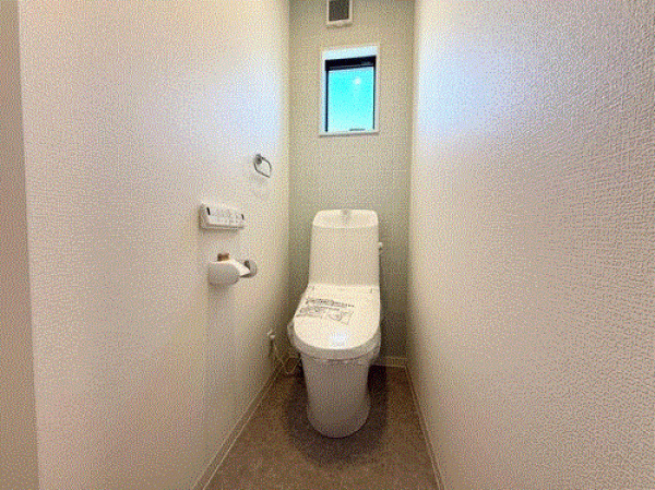 川西市満願寺町、新築一戸建てのトイレ画像です