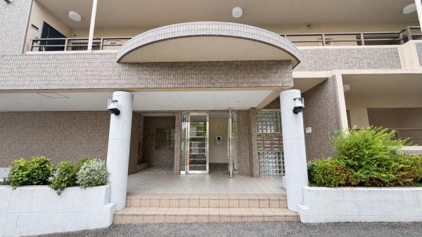 川西市寺畑、マンションの外観画像です