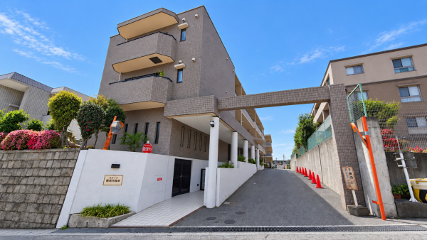川西市寺畑、マンションの外観画像です