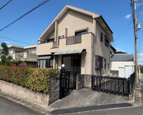 川西市鴬台、中古一戸建ての外観画像です