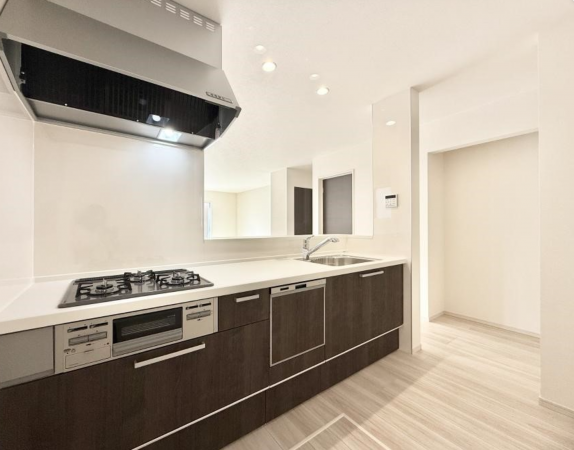 八王子市緑町、新築一戸建てのキッチン画像です