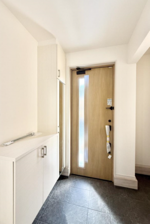 八王子市緑町、新築一戸建ての玄関画像です