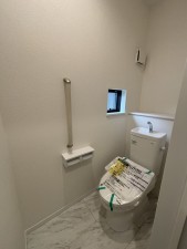 八王子市北野町、新築一戸建てのトイレ画像です