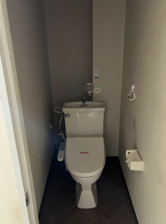 南砺市田中、中古一戸建てのトイレ画像です