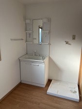 南砺市、中古一戸建ての洗面画像です