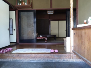 南砺市二日町、中古一戸建ての玄関画像です