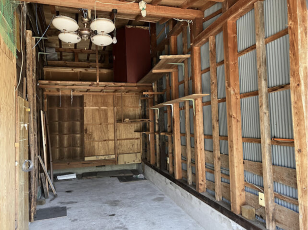 南砺市城端、中古一戸建ての駐車場画像です