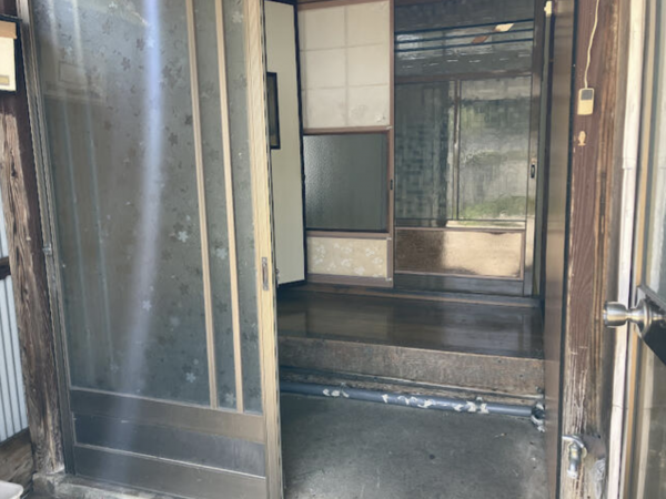 南砺市城端、中古一戸建ての玄関画像です