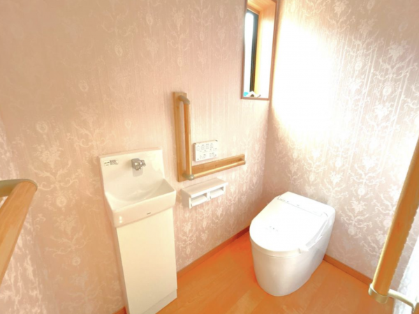 小矢部市石動町、中古一戸建てのトイレ画像です
