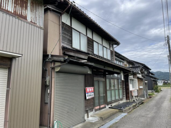 南砺市、中古一戸建ての外観画像です