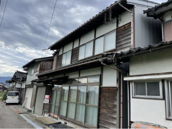 南砺市、中古一戸建ての外観画像です