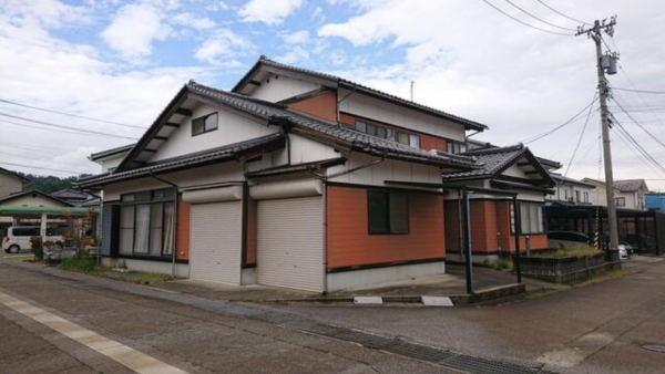 南砺市法林寺、中古一戸建ての外観画像です