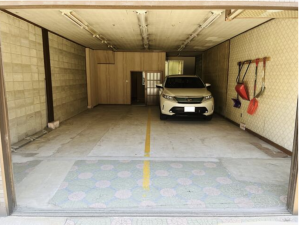 砺波市本町、中古一戸建ての駐車場画像です