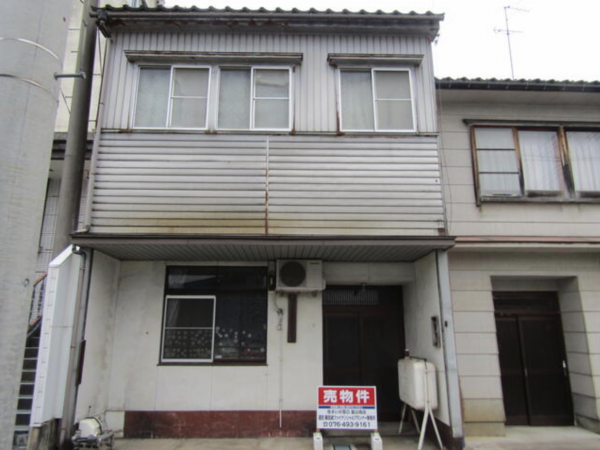 小矢部市新富町、中古一戸建ての外観画像です