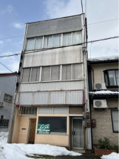 砺波市新富町、収益物件/店舗付住宅の外観画像です