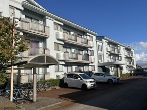 小矢部市泉町、収益物件/マンションの外観画像です