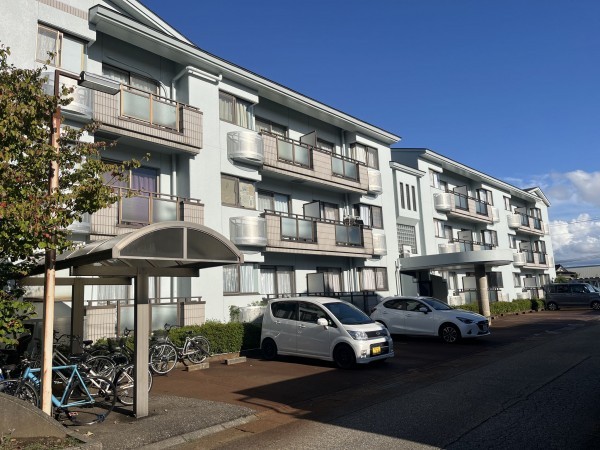 小矢部市泉町、収益物件/マンションの外観画像です