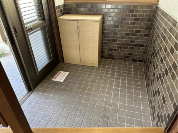 南砺市井波、中古一戸建ての玄関画像です