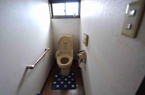 南砺市松原、中古一戸建てのトイレ画像です