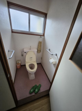 南砺市岩屋、中古一戸建てのトイレ画像です
