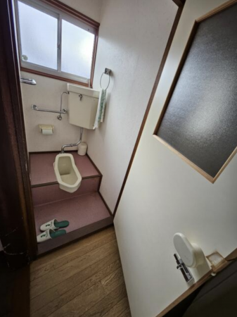 南砺市岩屋、中古一戸建てのトイレ画像です
