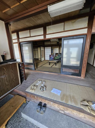 南砺市岩屋、中古一戸建ての玄関画像です