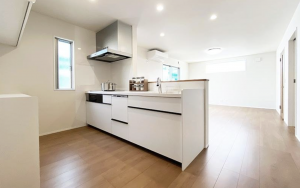 砺波市杉木、新築一戸建てのキッチン画像です