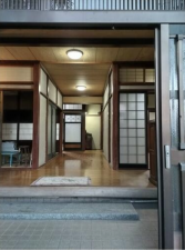 南砺市沖、中古一戸建ての玄関画像です