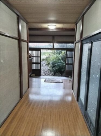 南砺市沖、中古一戸建ての玄関画像です