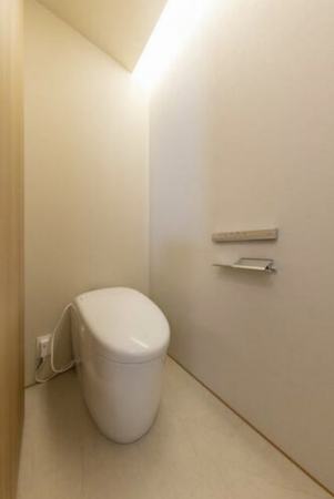 砺波市杉木、中古一戸建てのトイレ画像です