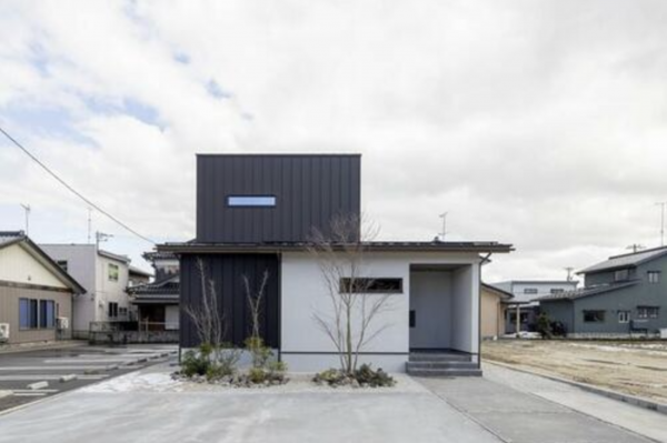 砺波市杉木、中古一戸建ての外観画像です