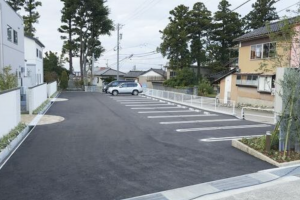 砺波市庄川町、中古一戸建ての駐車場画像です