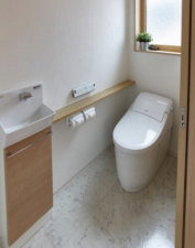 砺波市庄川町、中古一戸建てのトイレ画像です