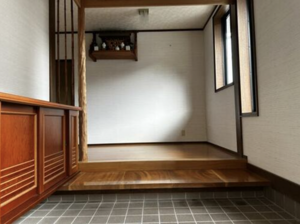 砺波市庄川町、中古一戸建ての玄関画像です