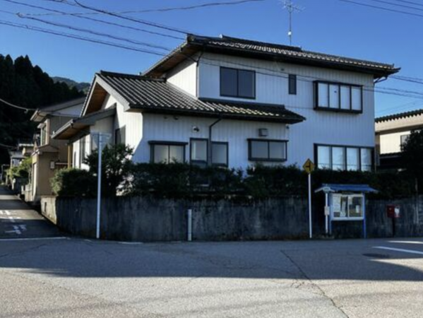 砺波市庄川町、中古一戸建ての外観画像です