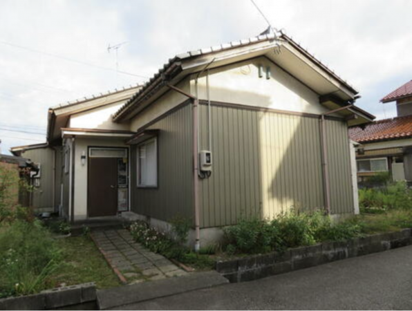 砺波市千代、中古一戸建ての外観画像です
